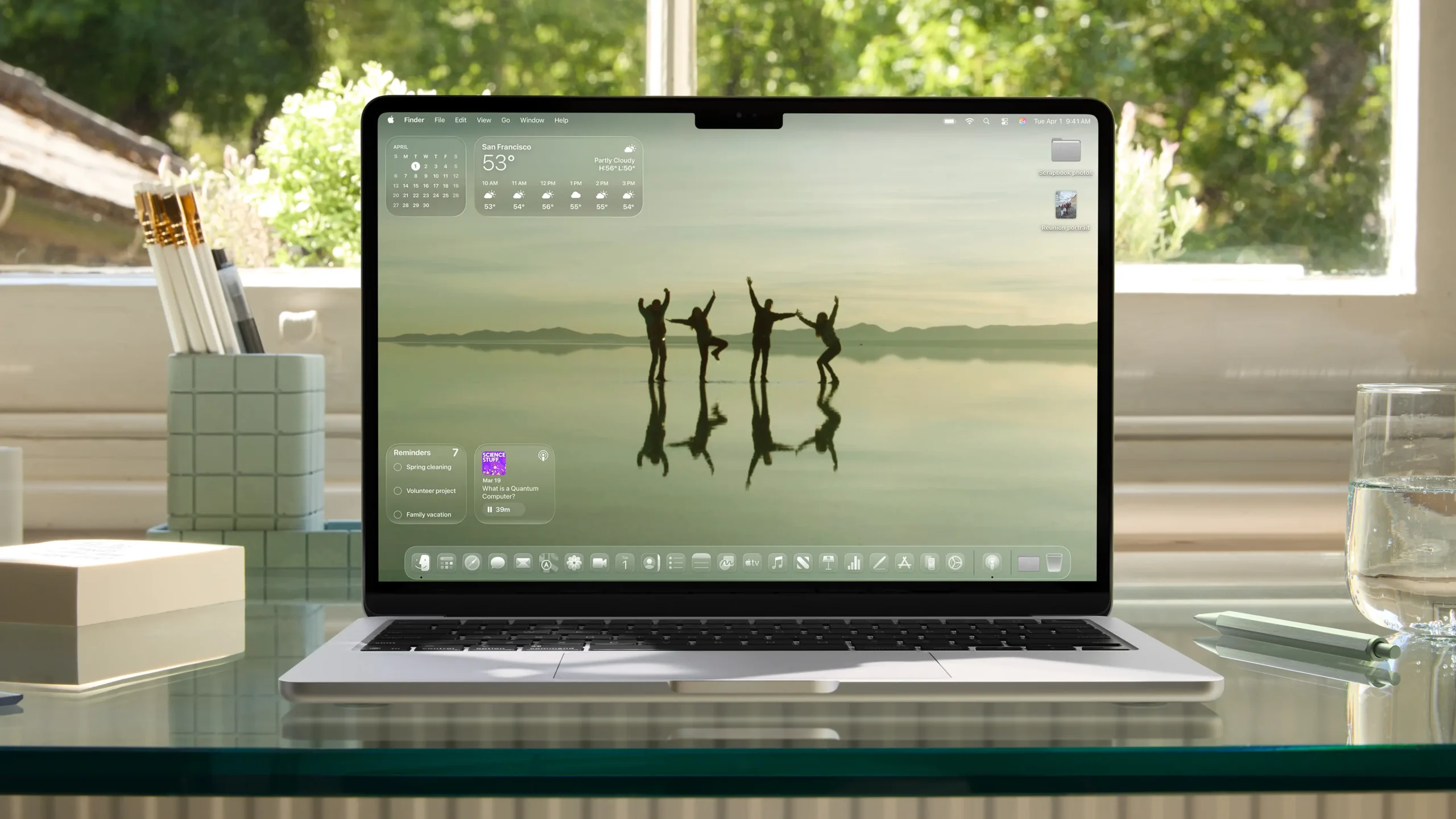 macOS Tahoe 26 Home Liquid Glass